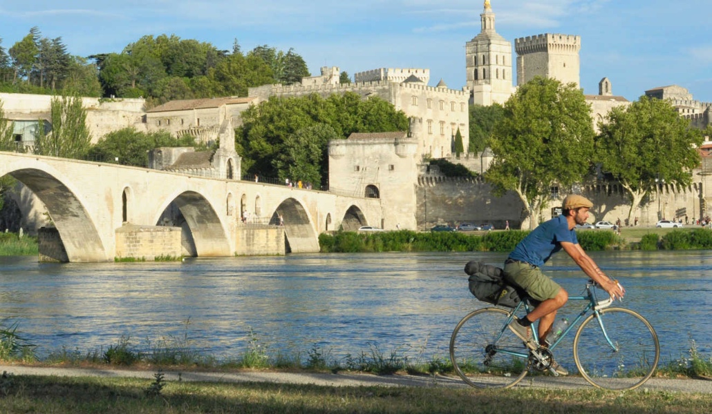 Photo d'un homme faisant du vélo sur une des pistes cyclables au bord d'un fleuve