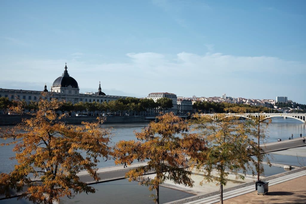 Photo de la ville de Lyon, de l'Hôtel Dieu et du Rhône depuis les quais