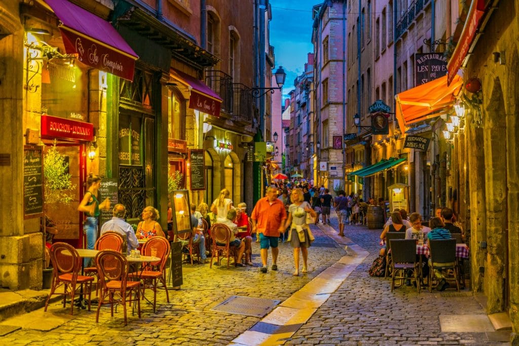 Alcool : où se situe la « rue de la soif » à Lyon ?