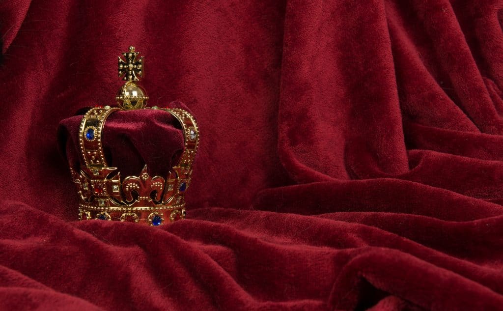 Photo d'une couronne sur un tapis de velours rouge pour illustrer le groupe Queen