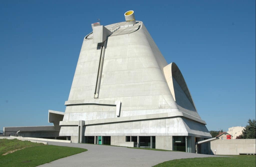 Cette église insolite en forme de navette spatiale est située à 1h de Lyon