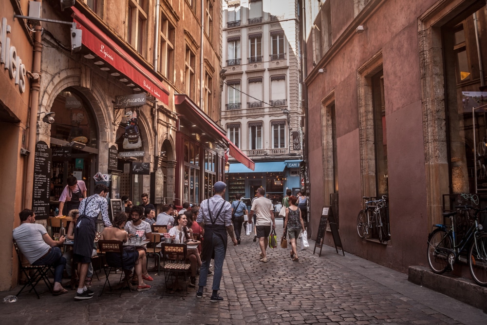 Rue proche de la rue Mercière à Lyon, remplie de restaurants