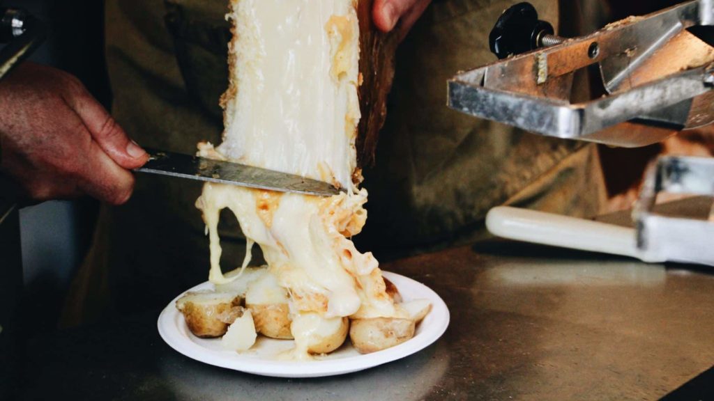 Photo de fromage à raclette fondu sur des pommes de terre