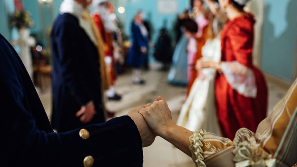 Photo d'un couple se tenant la main lors d'un bal