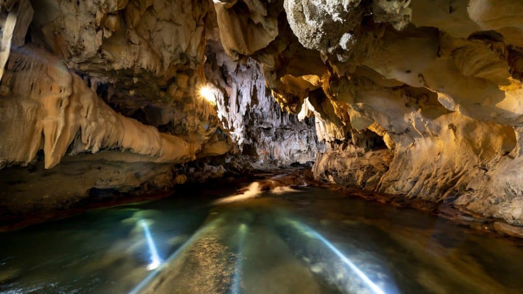 Intérieur d'une grotte avec de l'eau