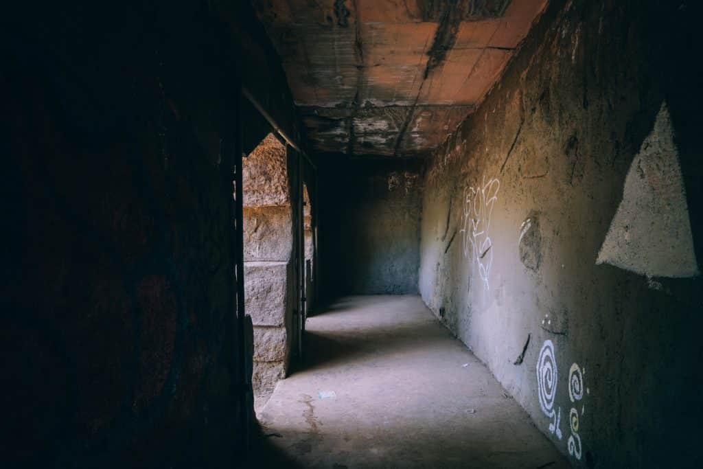 Photo d'un batiment abandonné très sombre pour illustrer l'expérience Zombie Bunker