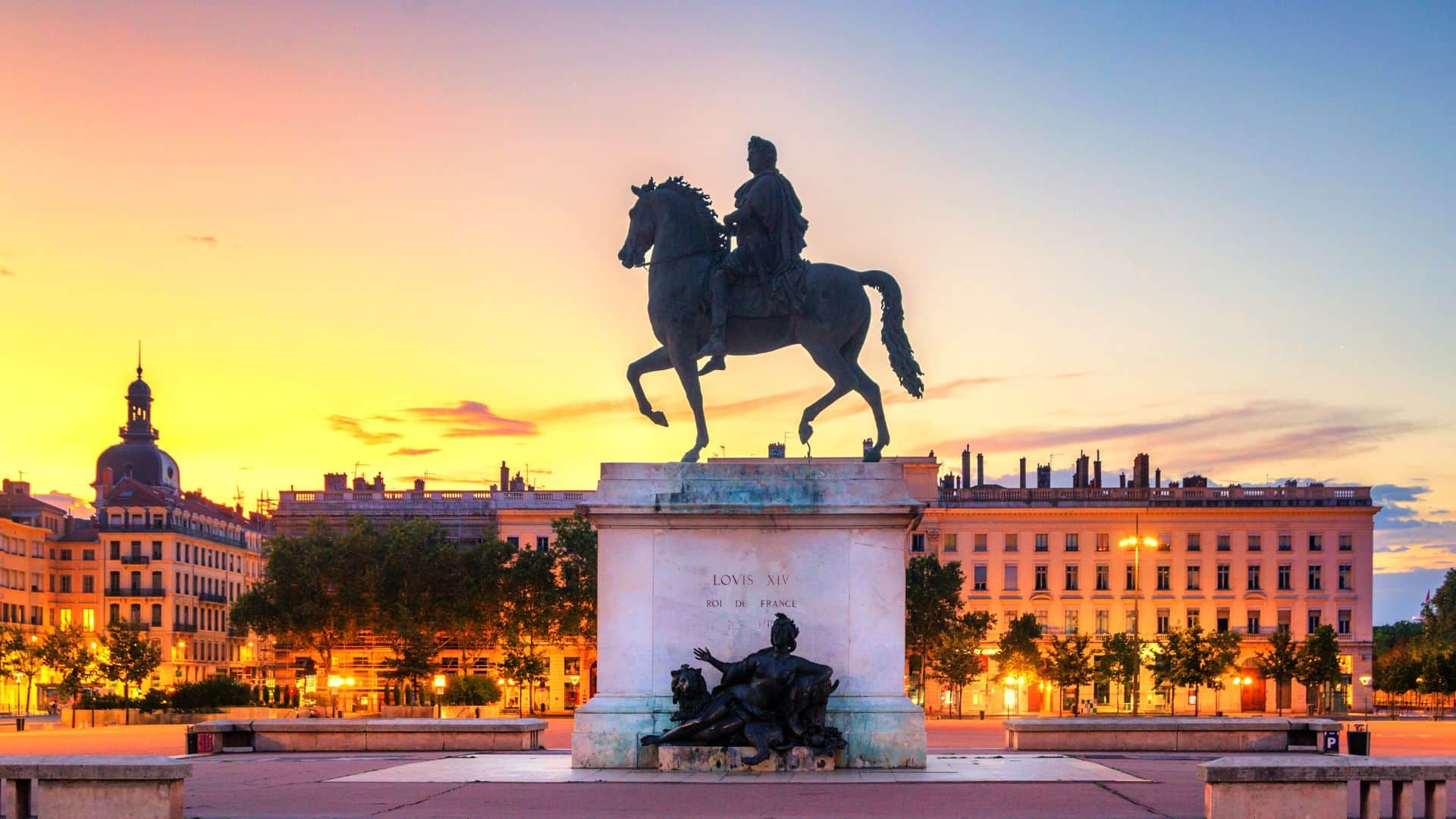 Lyon Statut de Louis XIV sur la place Bellecour lors d'un coucher de soleil