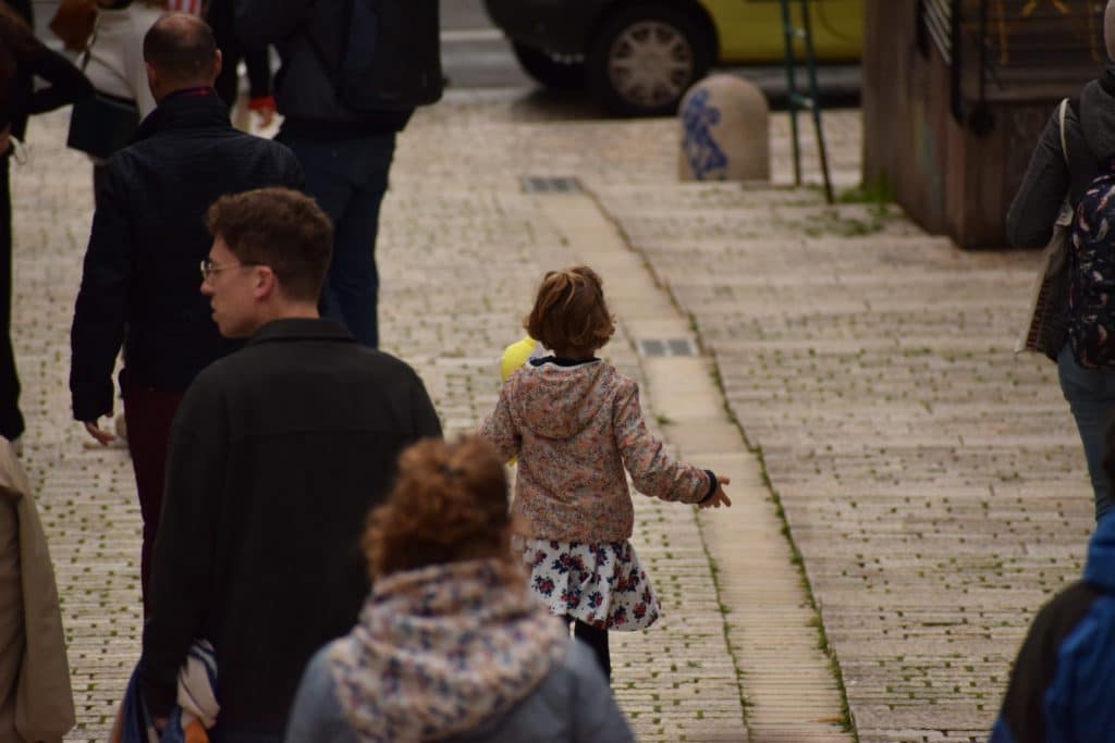 Photo d'un enfant courant dans la rue de la grande cote de croix-rousse à Lyon