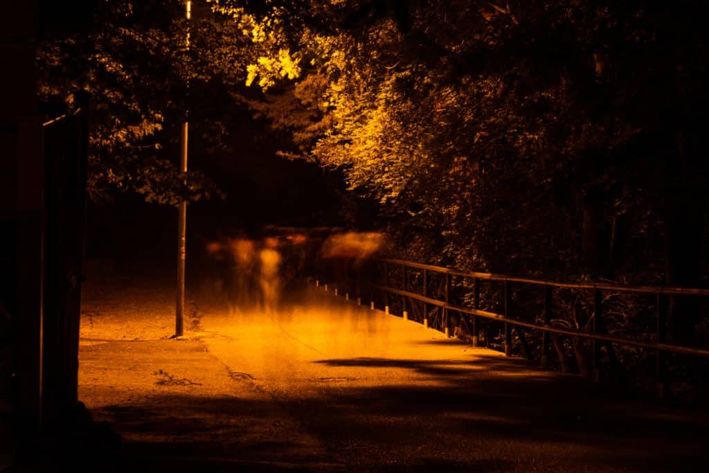 Photo d'une route hanté le soir avec ds silhouettes d'esprits