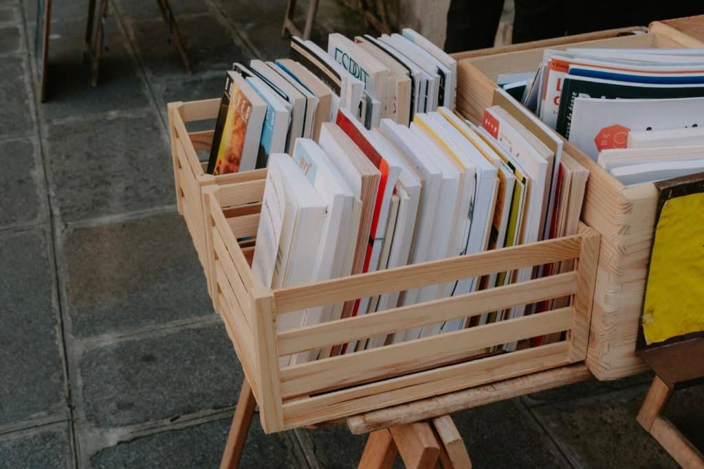 Photo d'une boite à lire dans une rue avec des livres d'occasion dedans