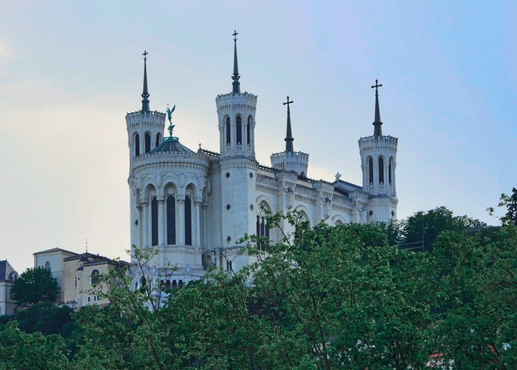 Photo de la basilique de fourvière de face à Lyon et le soir